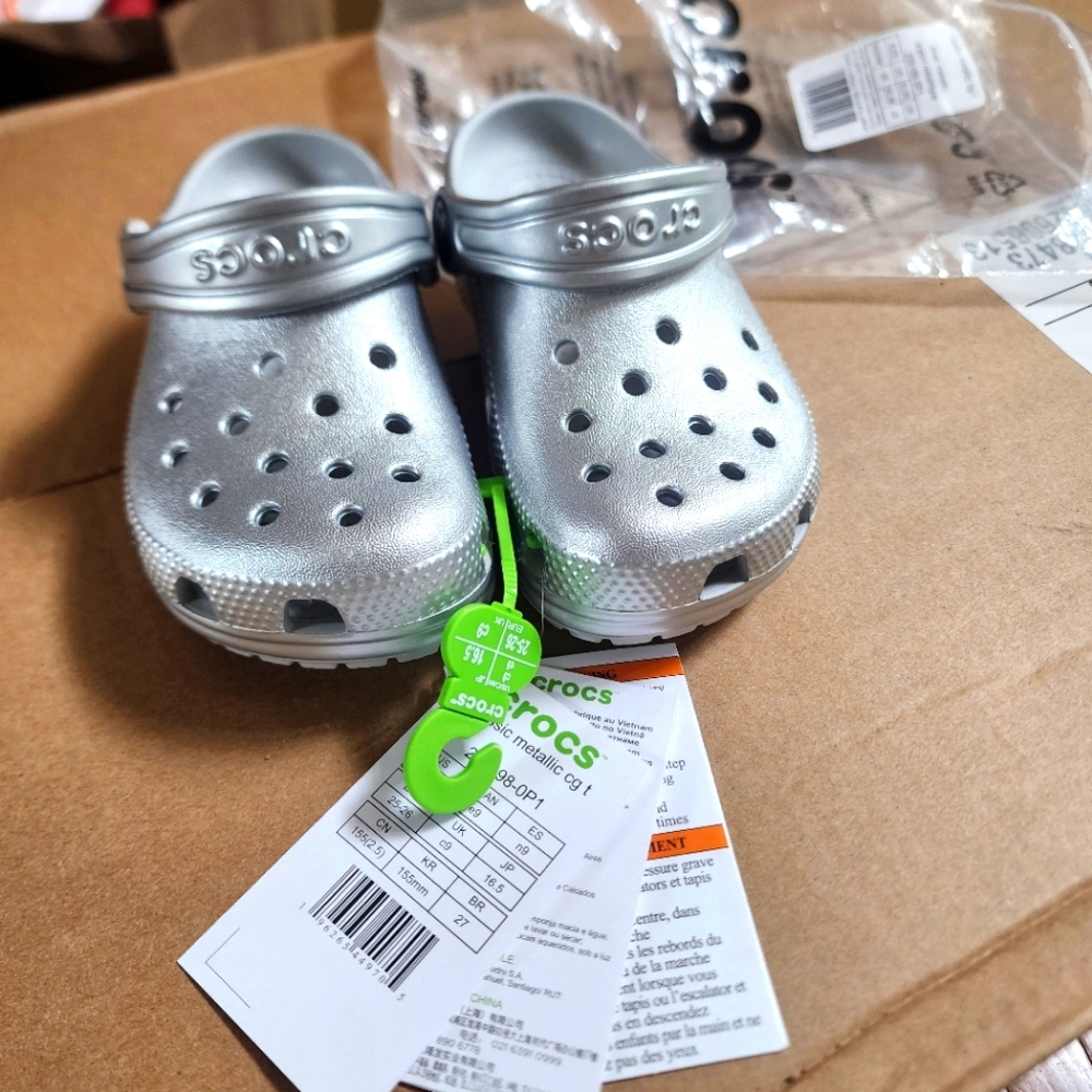 Nwt 9M CROCS Silver Metallic Sandals with Classic Design
